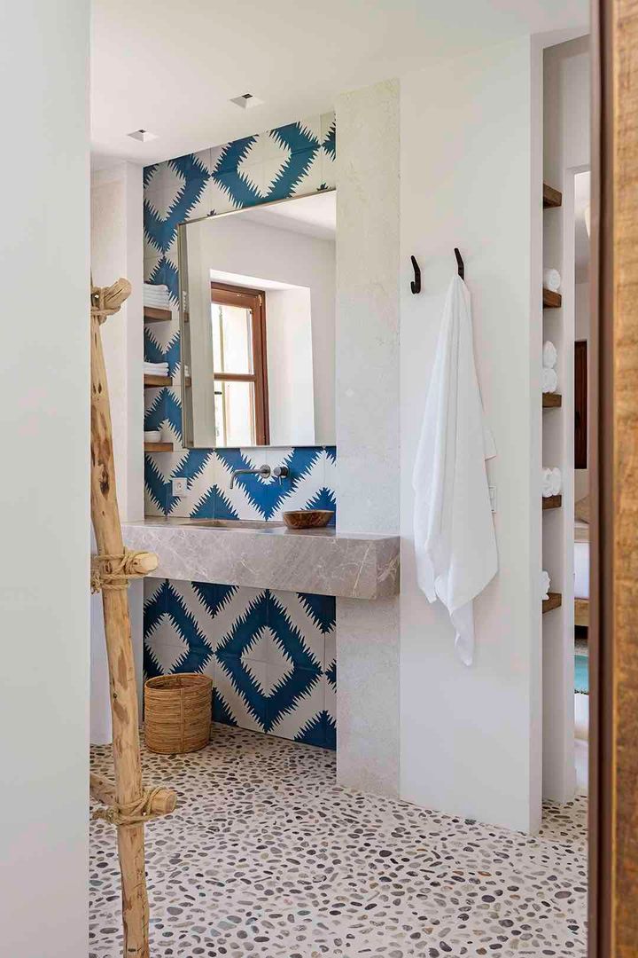 ESCARRITXO, Bloomint design Bloomint design Mediterranean style bathrooms
