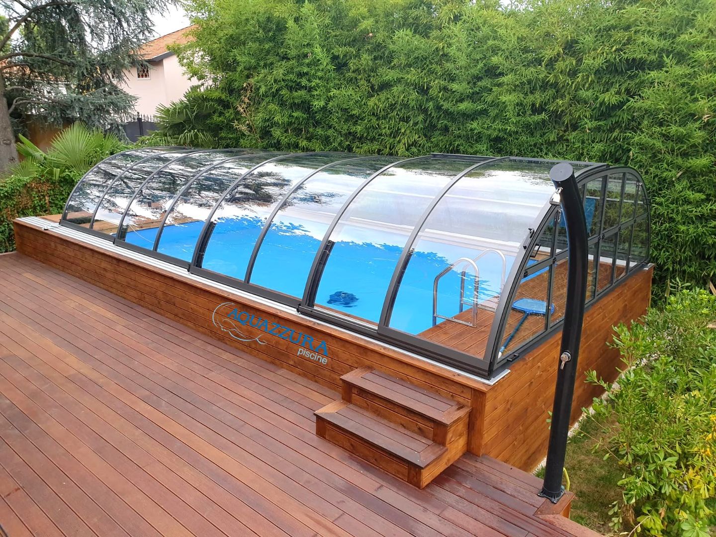 Piscina fuori terra su misura, rivestita in legno o WPC (materiale che non ha bisogno di manutenzione) completa di accessori come solarium, pedane o gradinate., Aquazzura Piscine Aquazzura Piscine สระในสวน