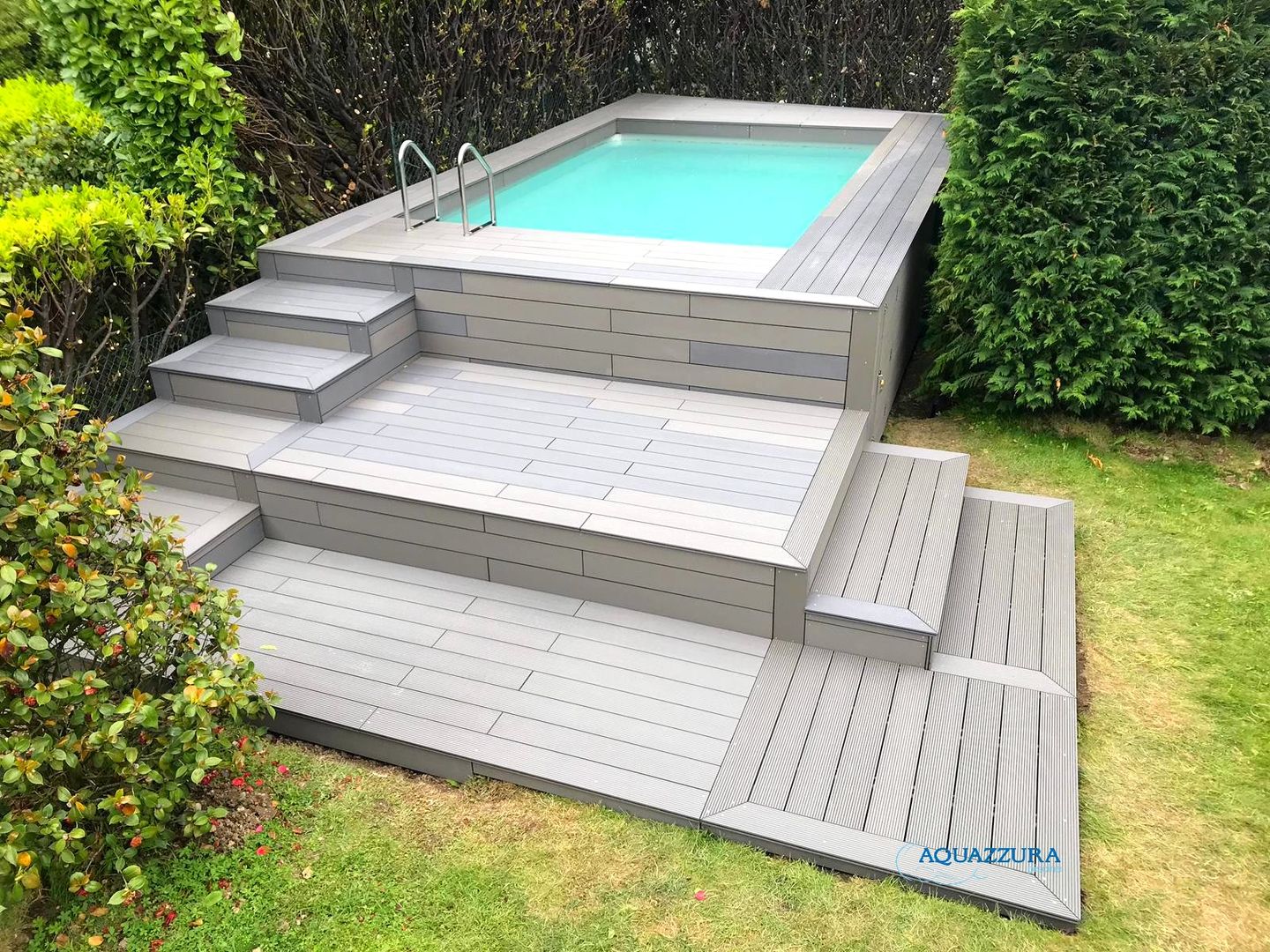 Piscina fuori terra su misura, rivestita in legno o WPC (materiale che non ha bisogno di manutenzione) completa di accessori come solarium, pedane o gradinate., Aquazzura Piscine Aquazzura Piscine 庭院泳池