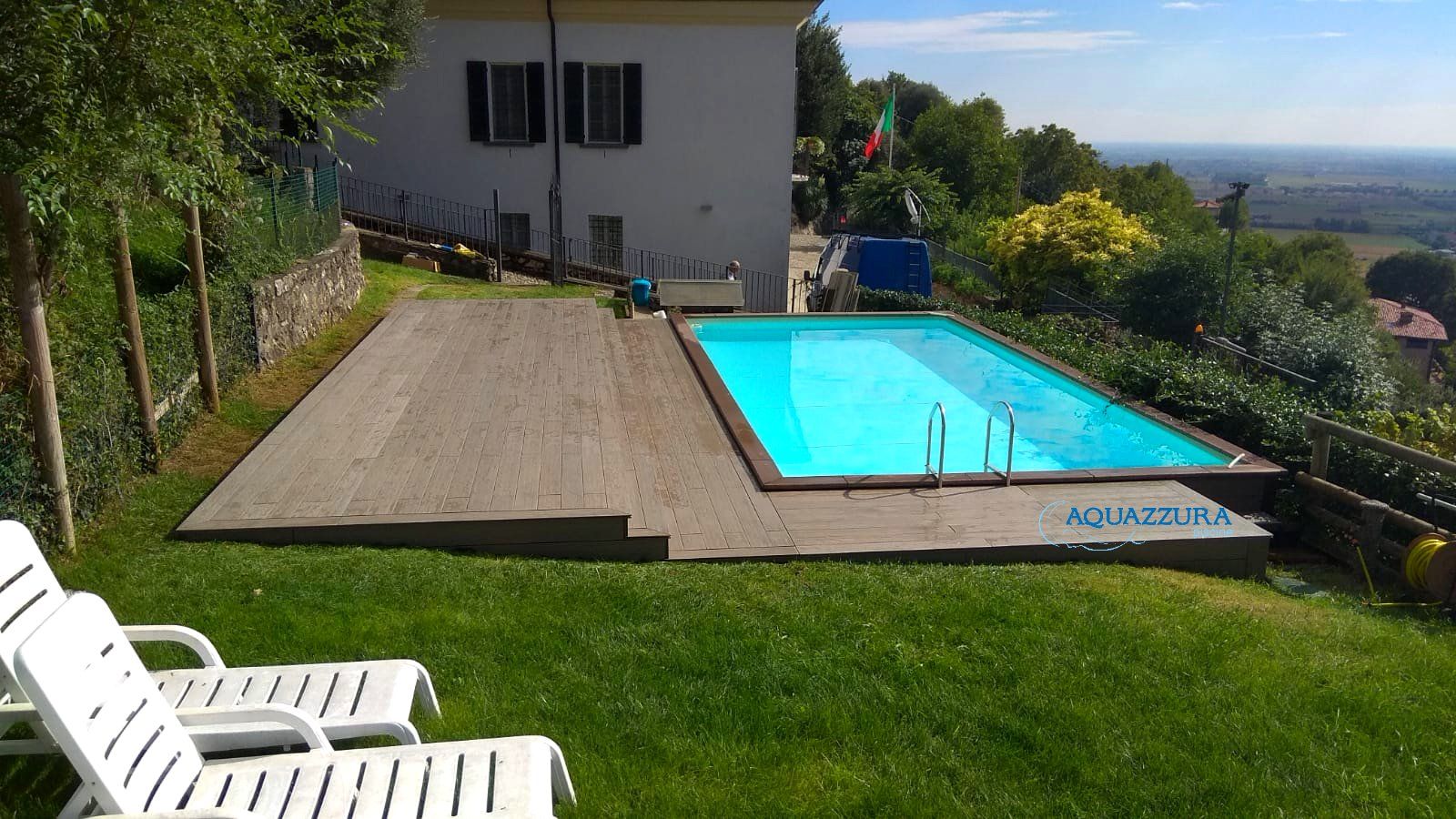 Piscina fuori terra su misura, rivestita in legno o WPC (materiale che non ha bisogno di manutenzione) completa di accessori come solarium, pedane o gradinate., Aquazzura Piscine Aquazzura Piscine Kolam renang halaman