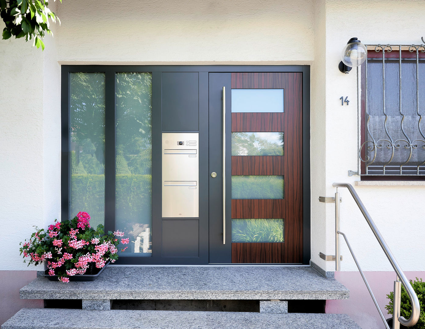 Haustüre mit Briefkasten und Seitenteil, Karl Moll GmbH Karl Moll GmbH Front doors Wood-Plastic Composite