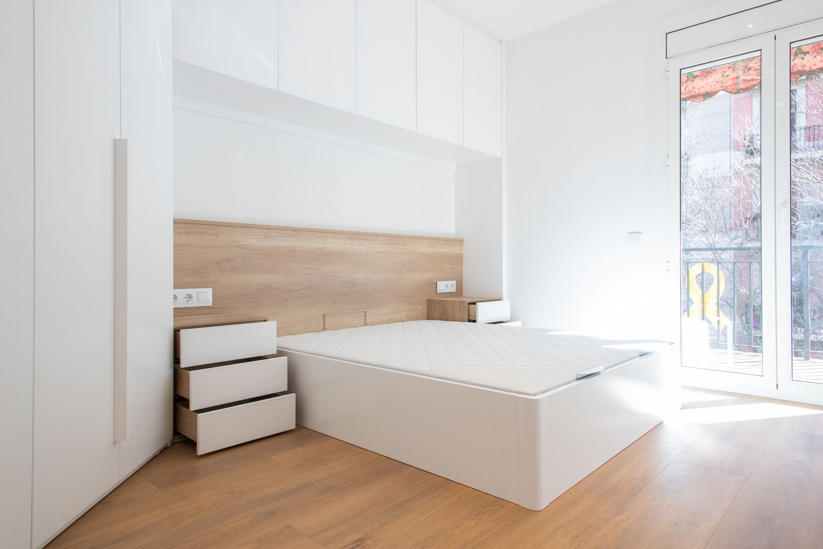 Proyecto de Interiorismo y mobiliario en Barcelona, Grupo Inventia Grupo Inventia Bedroom کنکریٹ