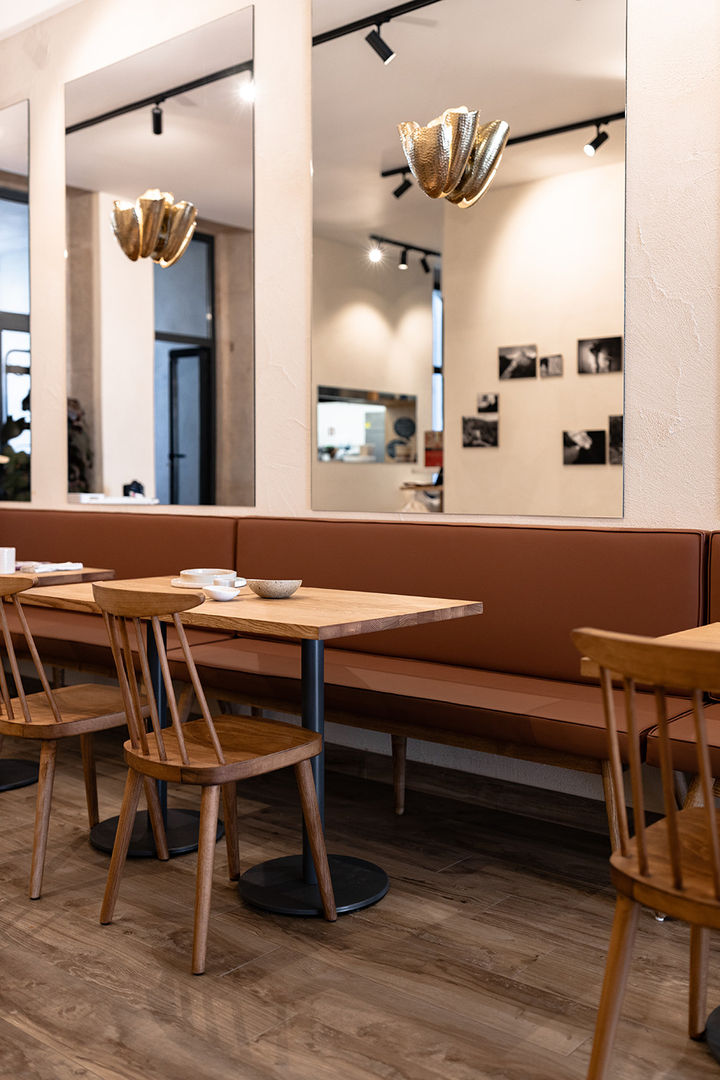 Manna | Mobiliário Restaurante, Boa Safra Boa Safra Столовая комната в средиземноморском стиле Твердая древесина Многоцветный Стулья и скамьи