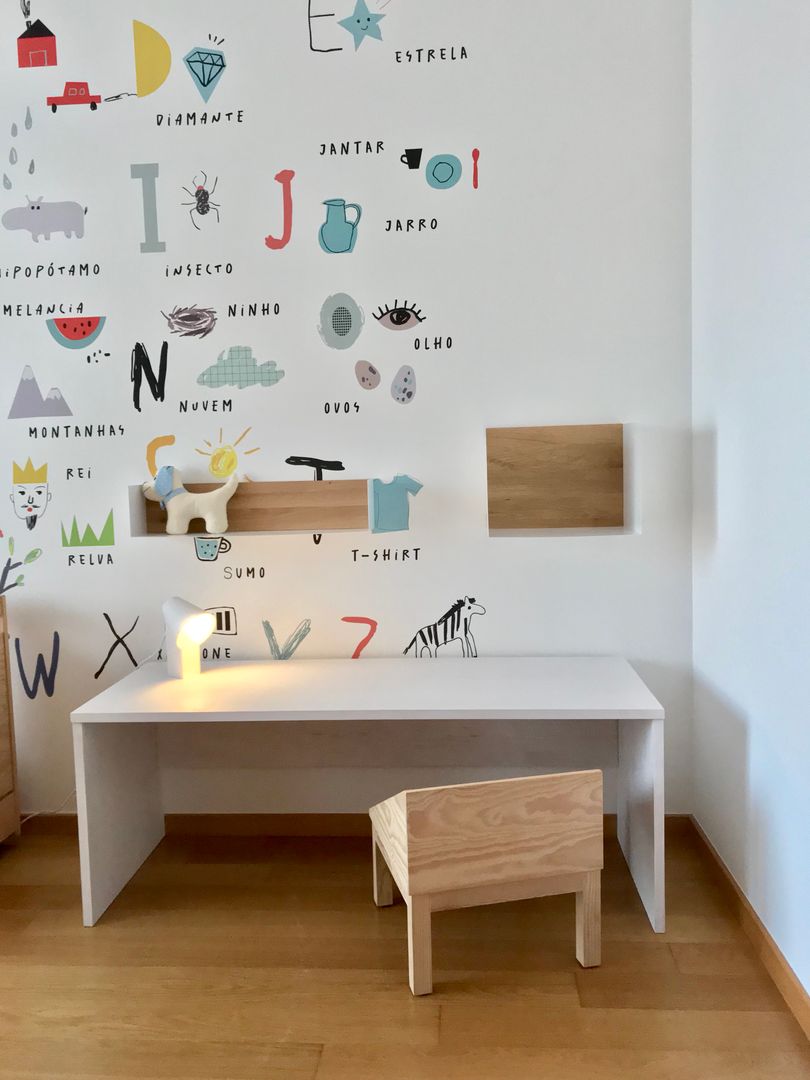 Vasco | Projecto Quarto, Boa Safra Boa Safra Nursery & kids bedroom design ideas Solid Wood Multicolored Desks & chairs