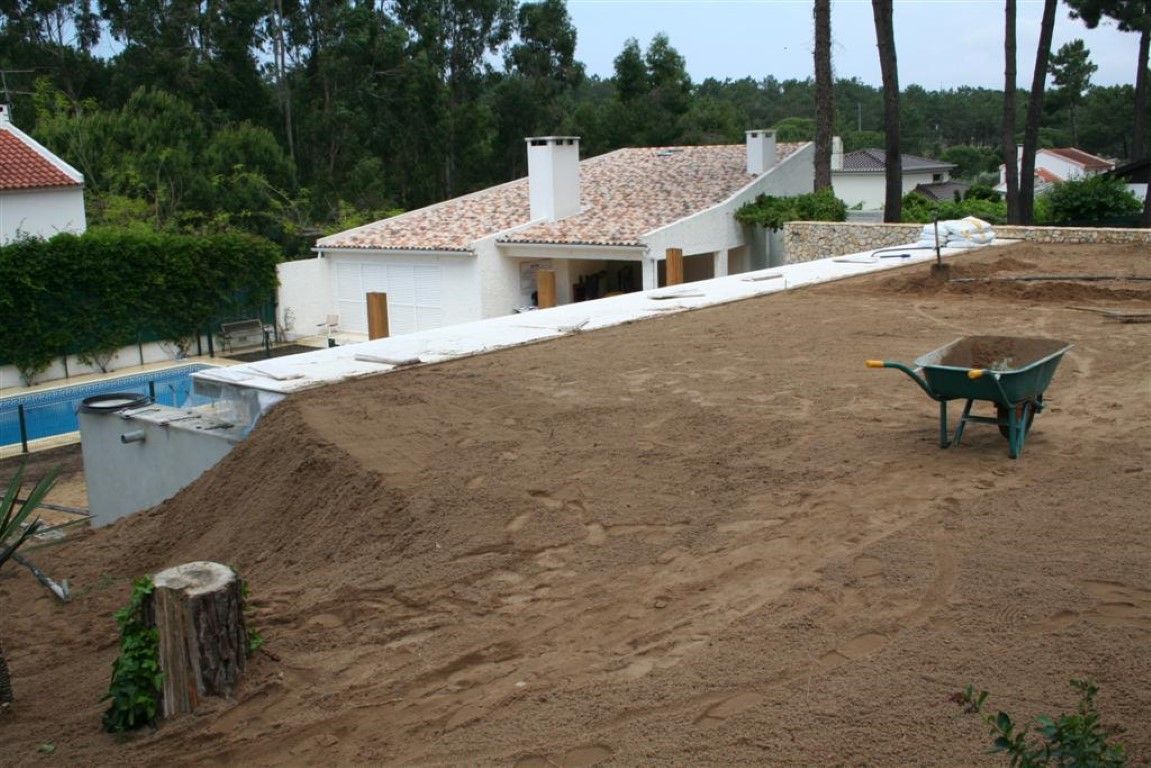 Obra - Fase de ajardinamento da cobertura Linhas Simples