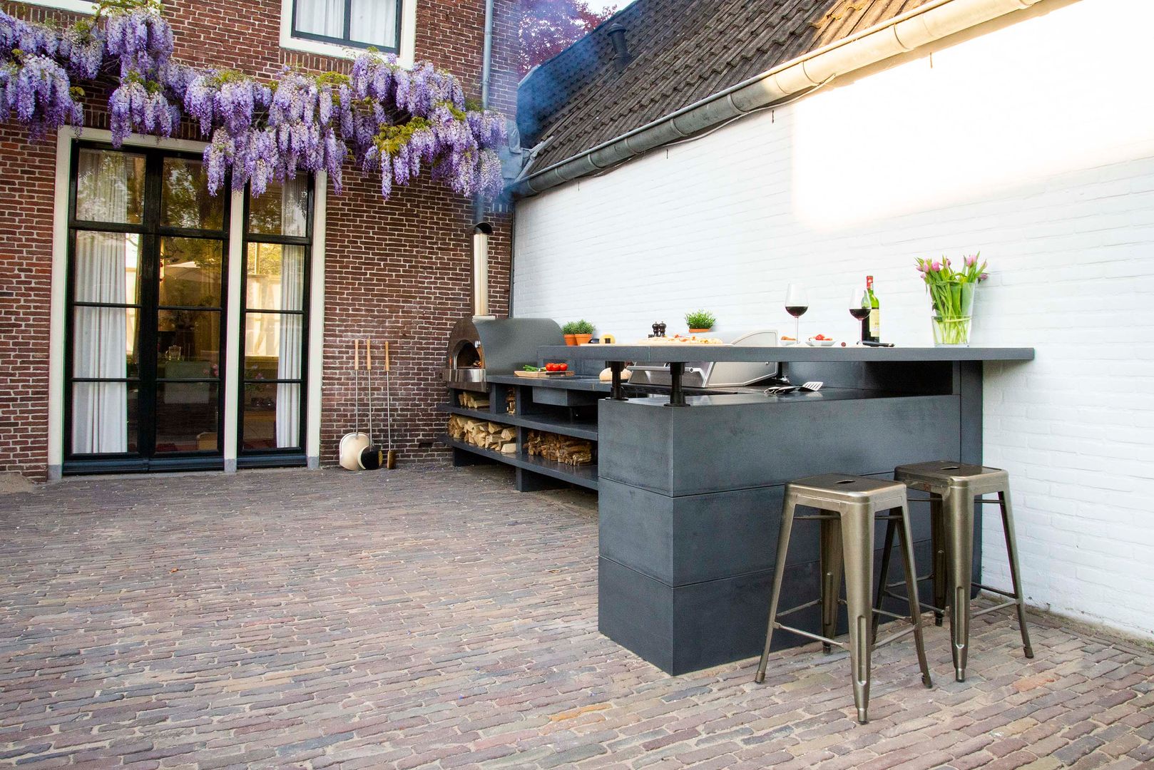 Barra con vista a la casa Alfa Forni Balcones y terrazas de estilo moderno Accesorios y decoración