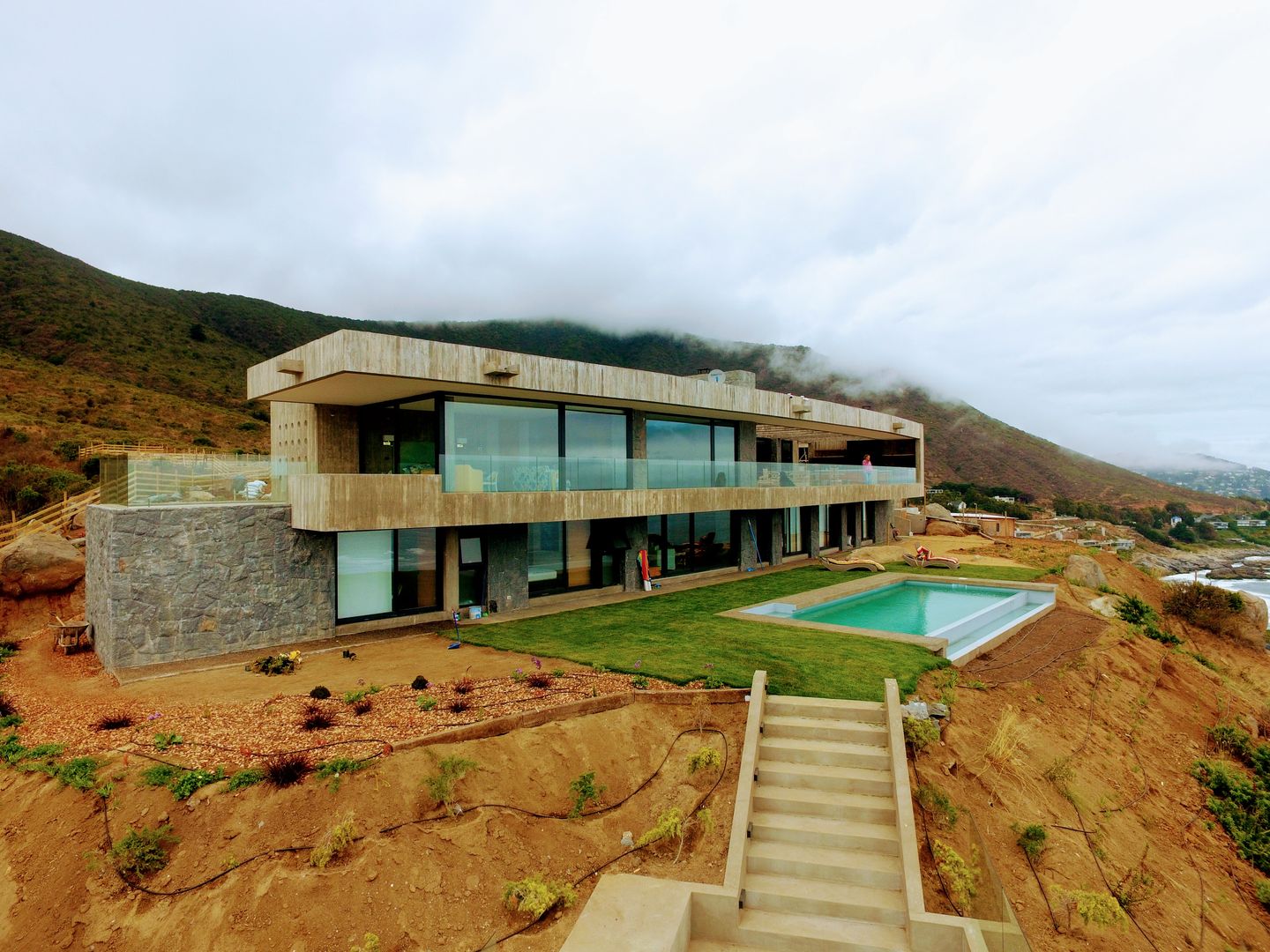 Vivienda Zapallar H-B., Roberto Martinez Bravari -arquitectos asociados Roberto Martinez Bravari -arquitectos asociados Casas estilo moderno: ideas, arquitectura e imágenes Concreto reforzado playa, piscina, Zapallar, arquitectos, casas, hormigón, vistas