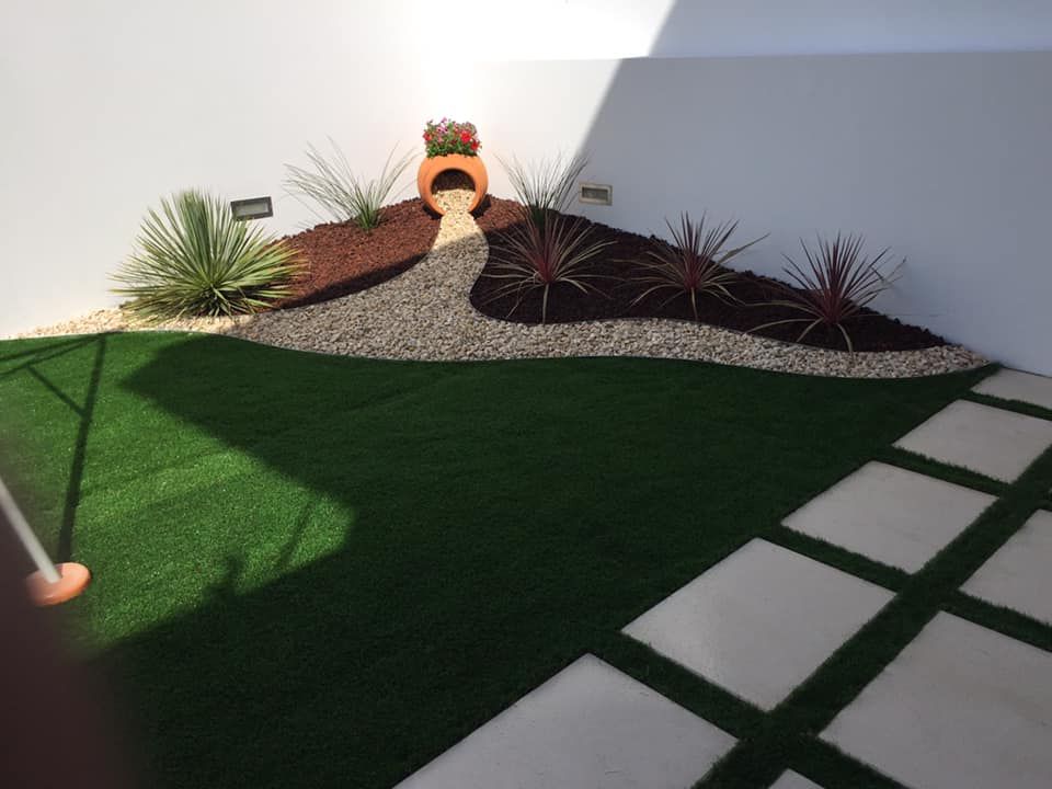 Jardim com relva sintética, pedra decorativa, fornecimento de plantas, patelas, LOUSAJARDINS LOUSAJARDINS Modern Garden