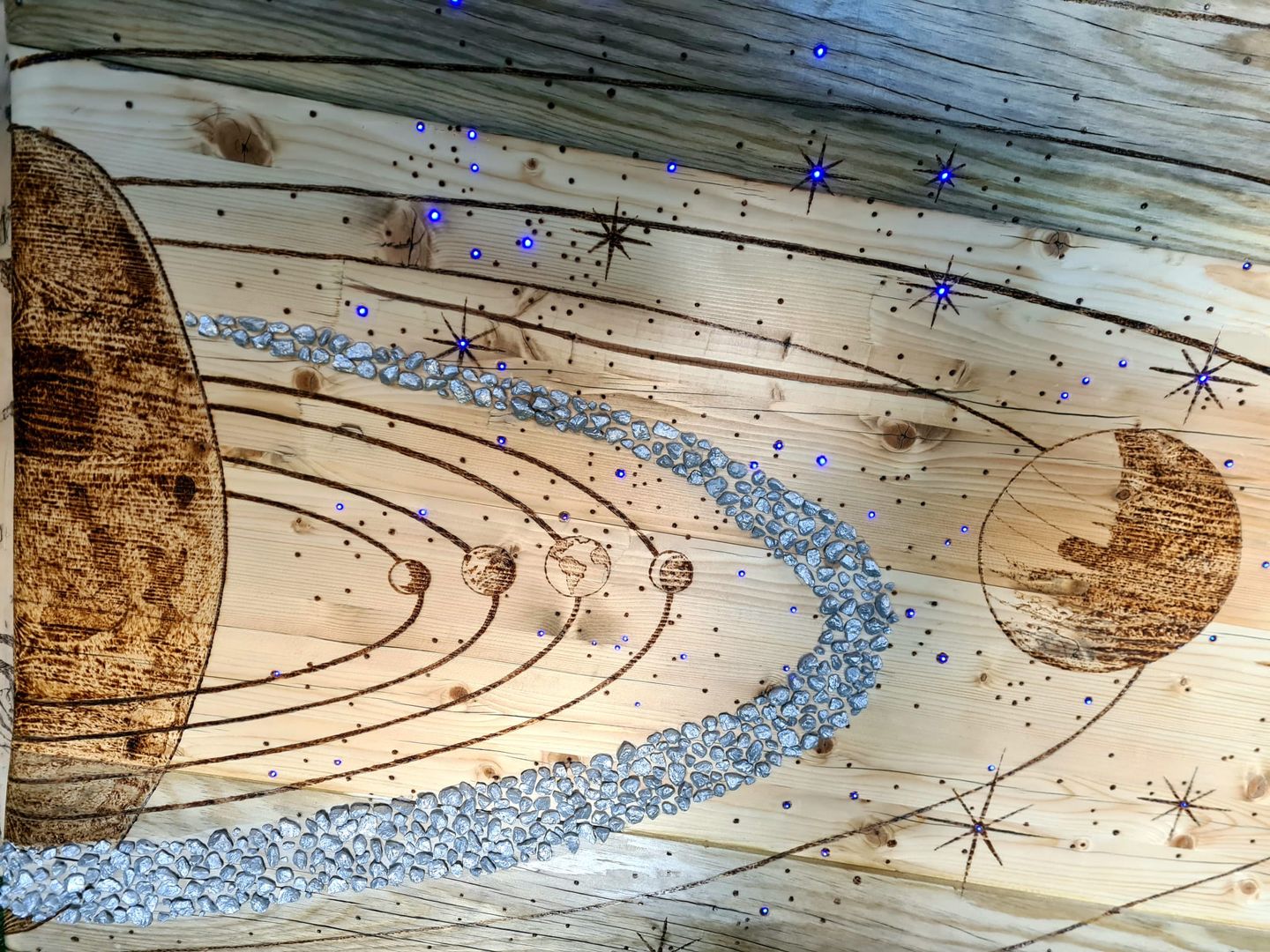 Magnífico cabecero de cama con Sistema Planetario , DecorArt Cerdanya DecorArt Cerdanya غرف نوم صغيرة خشب نقي Multicolored