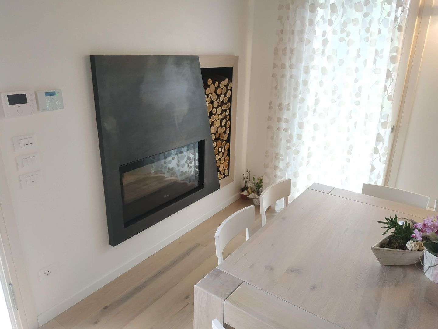 CAMINETTO LEGNA 1000 CON CORNICE IN LAMIERA NERA GREZZA E LEGNAIA IN LEGNO , Serafin SNC Serafin SNC Modern living room