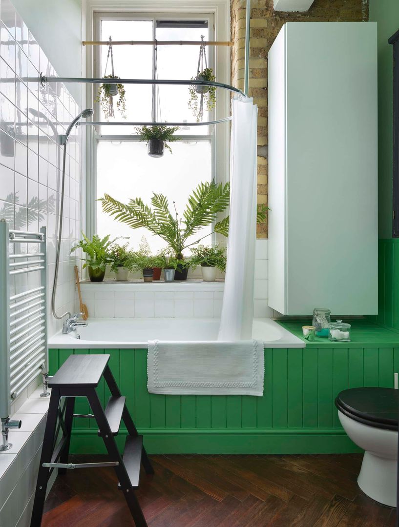 Redecorated bathroom with plants ZazuDesigns モダンスタイルの お風呂