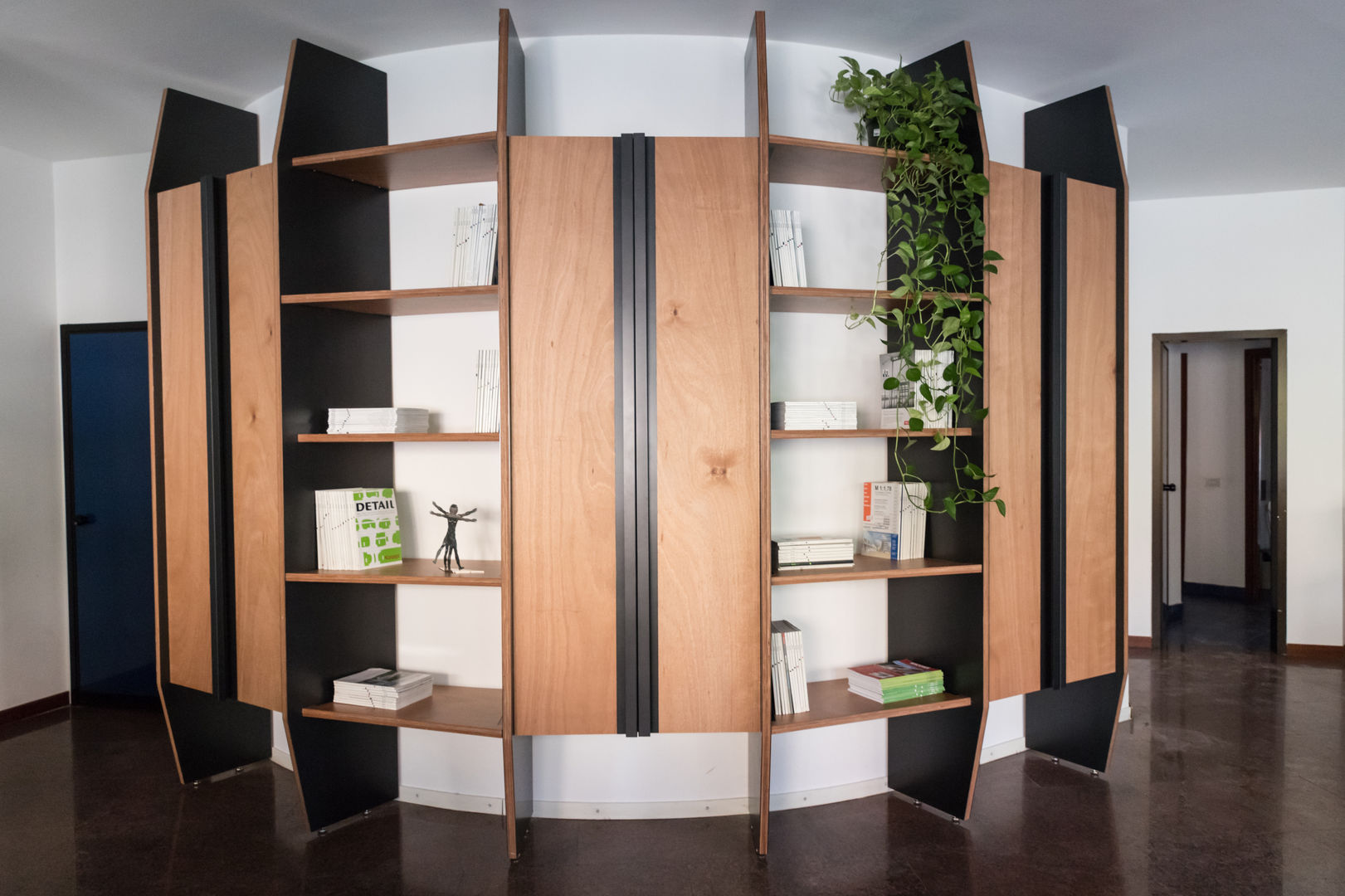 Libreria su parete curva, Remigio Architects Remigio Architects Ruang Studi/Kantor Minimalis Cupboards & shelving