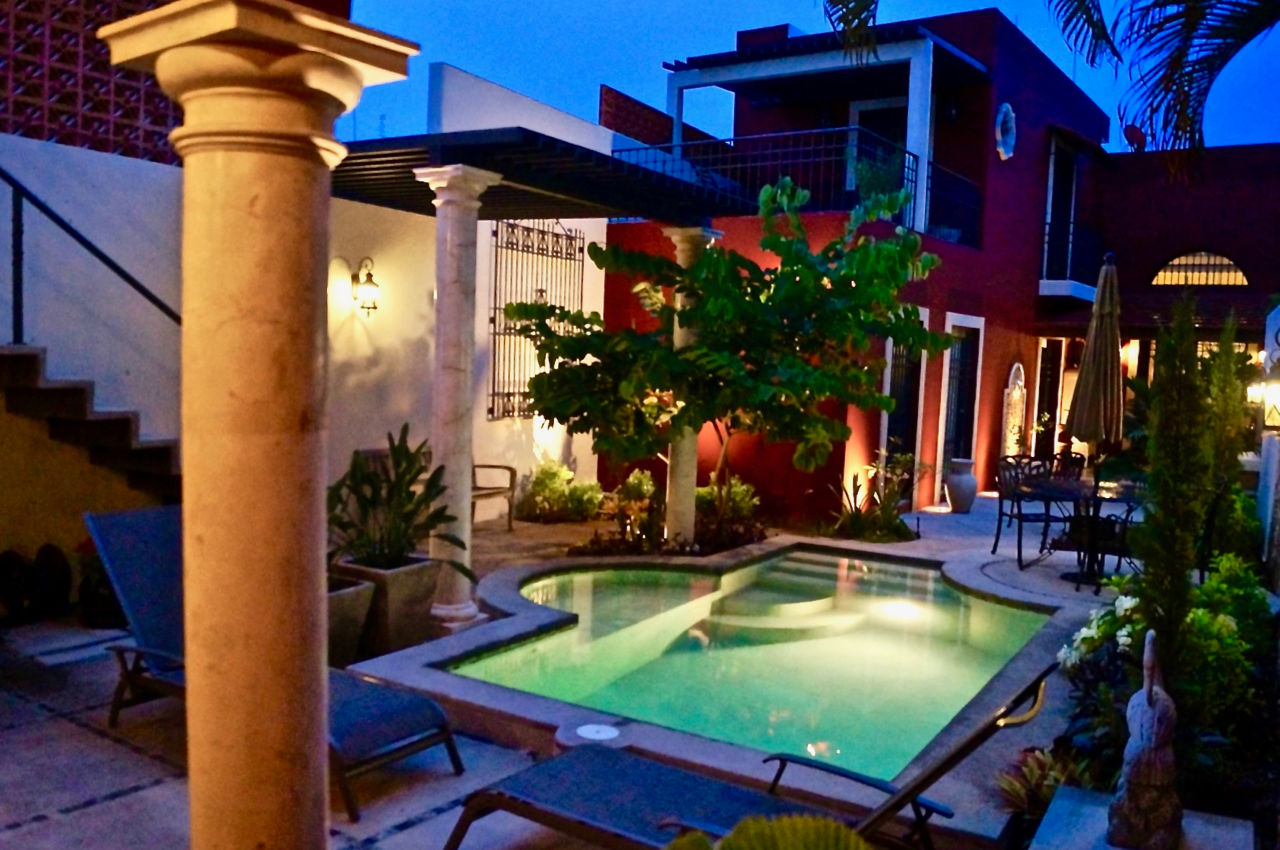 La luz en las Casas Coloniales, Merida Arquitectos Merida Arquitectos Garden Pool کنکریٹ