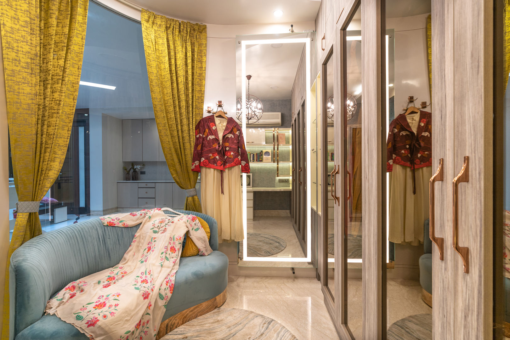 The home salon: One of its kind! homify Modern dressing room home salon, glass wardrobes, love seat sofa, sofa design, different sofa design