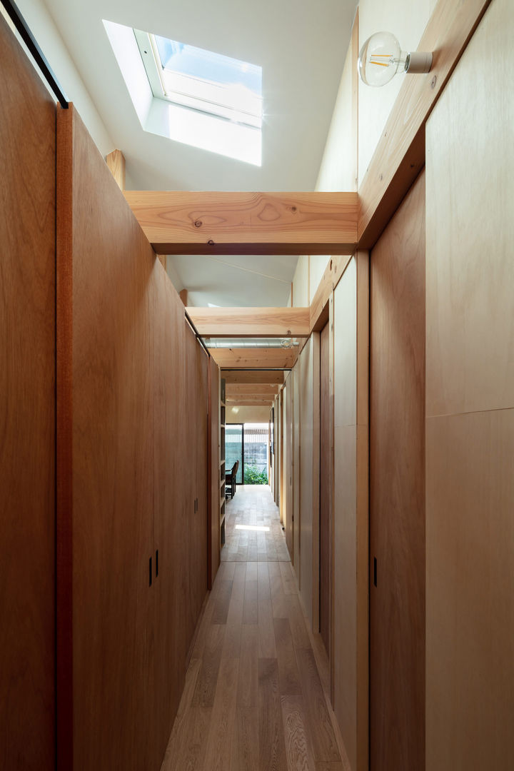 Toolbox House, YYAA 山本嘉寛建築設計事務所 YYAA 山本嘉寛建築設計事務所 Minimalist dressing room Wood Wood effect