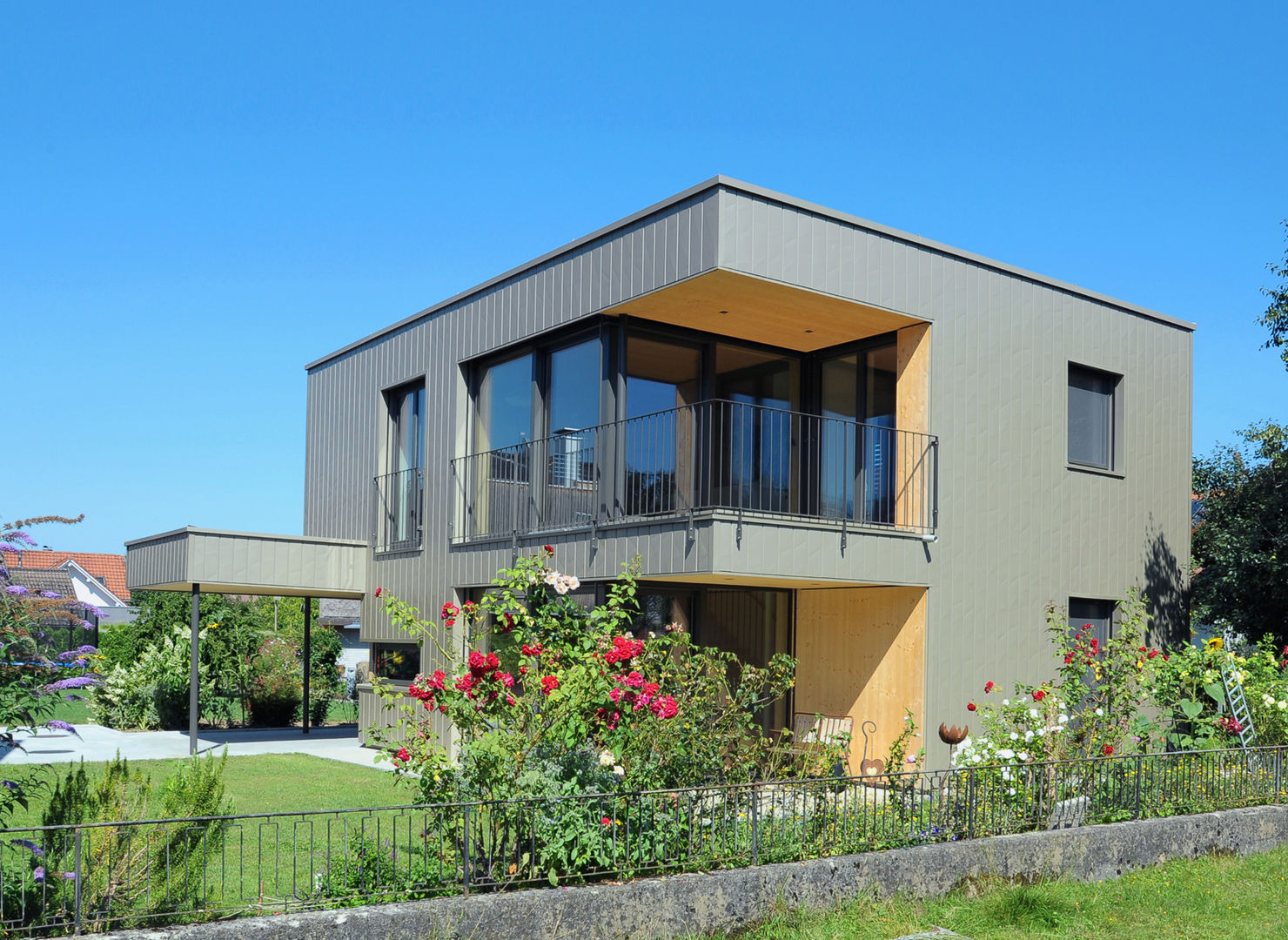 Gartenansicht schroetter-lenzi Architekten Kleines Haus Aluminium/Zink Prefa, Holzhaus, kleines Haus