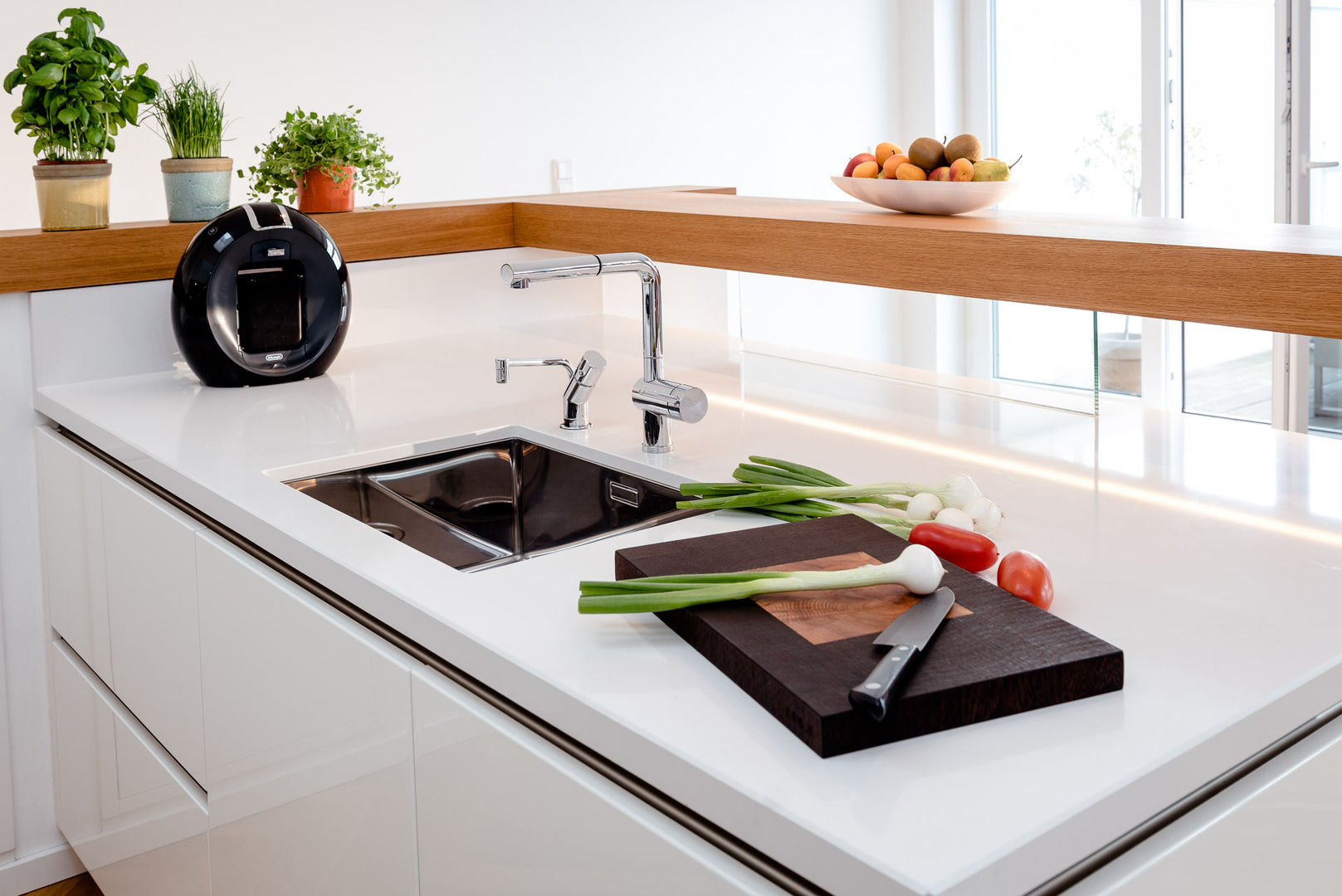 Schwebende Eiche in Schwarz und Weiss, Olaf Reinecke Küchendesigner Olaf Reinecke Küchendesigner Built-in kitchens Engineered Wood Transparent