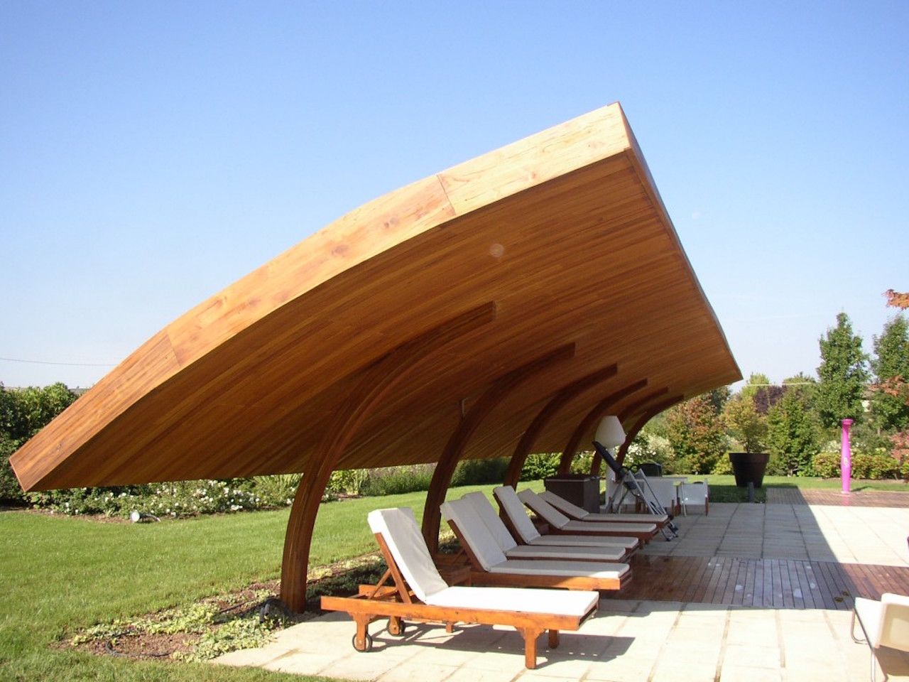 Tettoia in legno esterna per lettini da sole a bordo piscina, Le Scale di Sisto Le Scale di Sisto Piletas de jardín Madera Acabado en madera