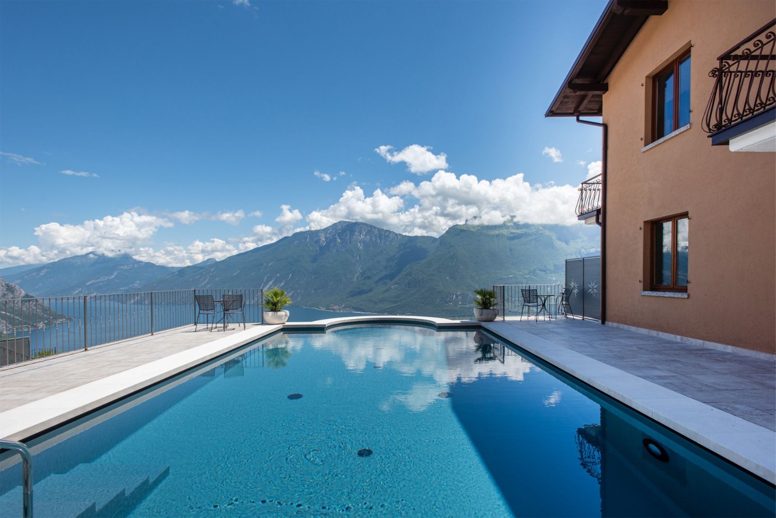 Piscina a sfioro nascosto con rivestimento grigio RENOLIT ALKORPLAN XTREME Volcano, Renolit Alkorplan Italia Renolit Alkorplan Italia Infinity Pool Wood-Plastic Composite