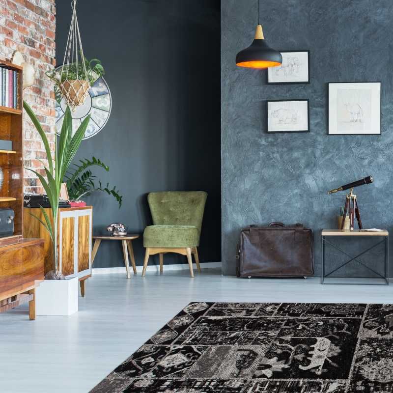 Tappeto nero con decori moderni.