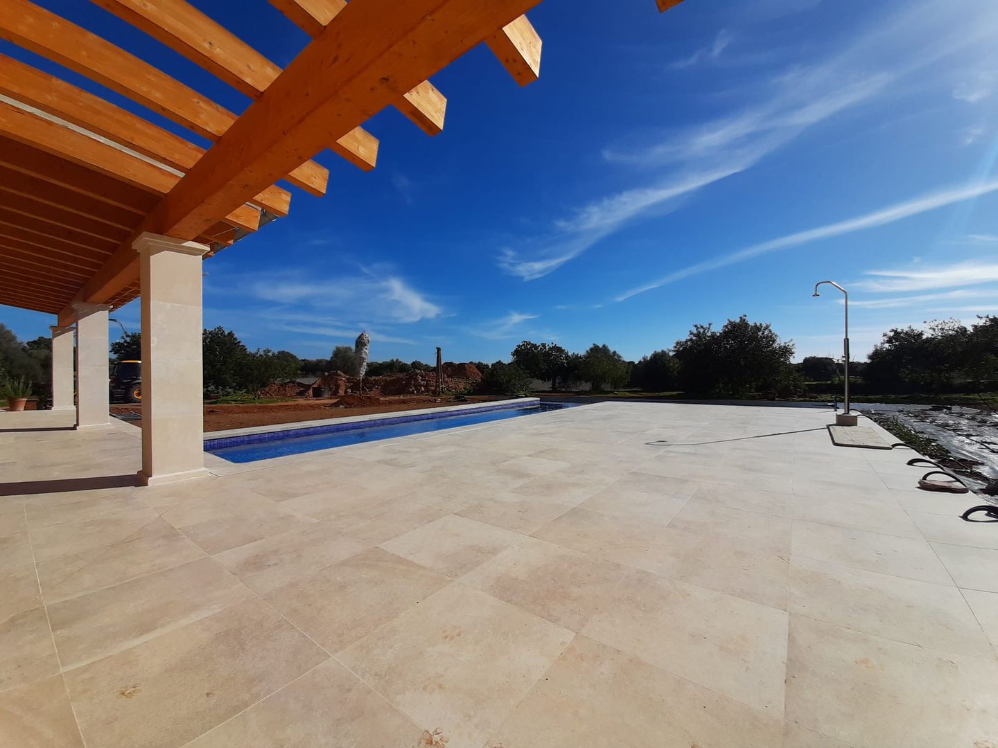 Terraza con piscina y pérgola CM ARQUITECTURA Balcones y terrazas rústicos Cerámico