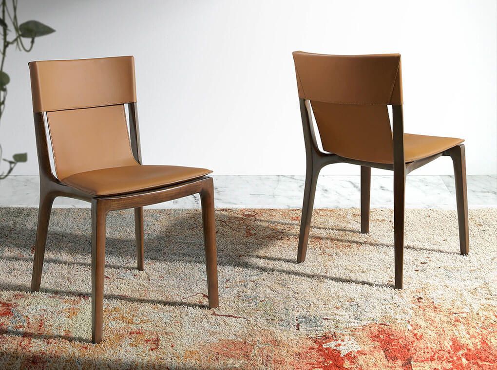 Cadeira estofada em couro reciclado cor conhaque em madeira maciça Chair upholstered in recycled leather cognac in solid wood FABIAT, Intense mobiliário e interiores Intense mobiliário e interiores Modern dining room Chairs & benches