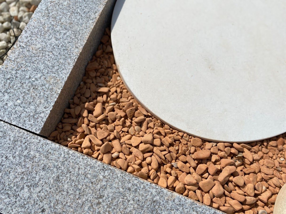 White Japanese step on 6-12 mm Crushed terracotta tile Pebbles floor surrounded by granite edging Canteras el Cerro Modern garden Stone Accessories & decoration