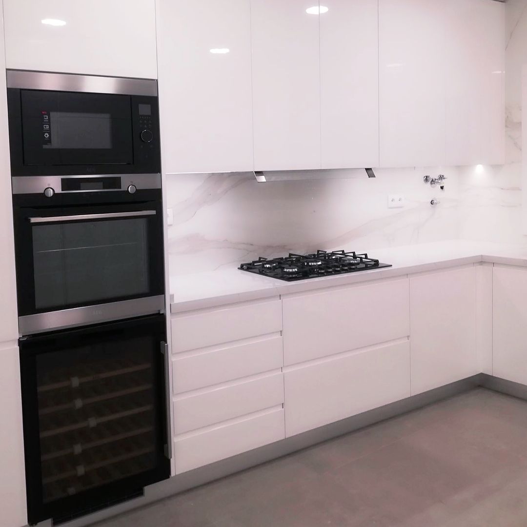 A intemporalidade da Cor Branca!!, DIONI Home Design DIONI Home Design Modern kitchen MDF Cabinets & shelves