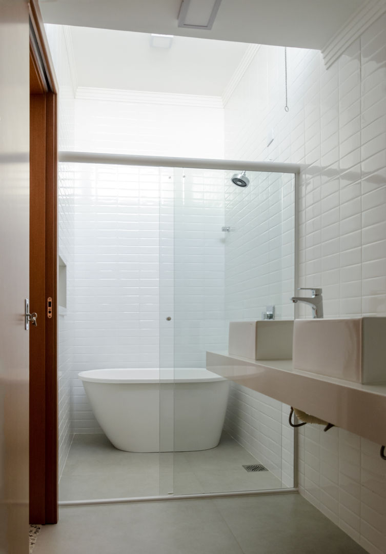 Baño de la habitación principal Luciane Gesualdi | arquitectura y diseño Baños de estilo moderno Azulejos Blanco