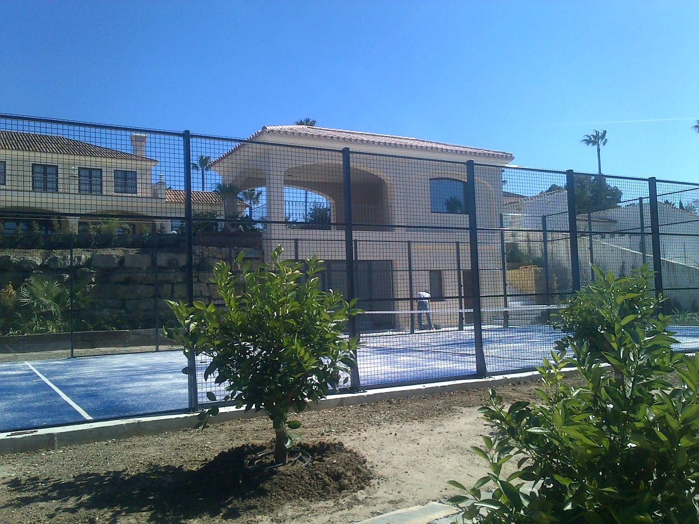 PISTA PADEL CONSTRUCCIONES Y REFORMAS VALLE DE ARDALES S.L. Jardines de estilo clásico constructores, constructores en Malaga, arquitectura, arquitectura en Malaga, arquitectura moderna, arquitectura moderna en Malaga, amarillo, blanco, casa, casa en Malaga, villa en Malaga, loft, casa moderna, casa sostenible, cocina, cocina iluminada, cocina amplia, cocina moderna, color, comedor, construccion, reformas en Malaga, construccion sostenible en Malaga, construccion sostenible, diseño, diseño arquitectonico, diseño cocina, diseño de casa, diseño de interiores, diseño en Malaga, diseno contemporáneo, design, home design, diseño original, diseño sostenible, diseño sostenible en Malaga, dormitorio, dormitorio, dormitorios, entorno, entrada, espacio diáfano, espacio alargado, espacio sostenible, espacios abiertos, estilo, estilo contemporáneo, estudio, estudio de arquitectura, estudio de arquitectura en Malaga, fachada, habitacion, iluminacion, instalaciones, integrada, molduras, mobiliario, parquet, pavimento, proyecto, proyecto de construccion, proyecto de construccion en Malaga, proyecto en Malaga, puertas, recibidor, reforma, reforma de vivienda, reforma de vivienda en Malaga, reforma en Malaga, reforma integral, reforma sostenible, rehabilitacion, rehabilitacion en Malaga, rehabilitacion integral, rehabilitacion sostenible, rehabilitacion vivienda, rehabilitacion vivienda en Malaga, revestimiento, sala, salon, sol techo, techos altos, Malaga, ventanas, ventilacion, vestíbulo, vivienda, vivienda en Malaga, vivienda moderna, vivienda sostenible, reforma vip