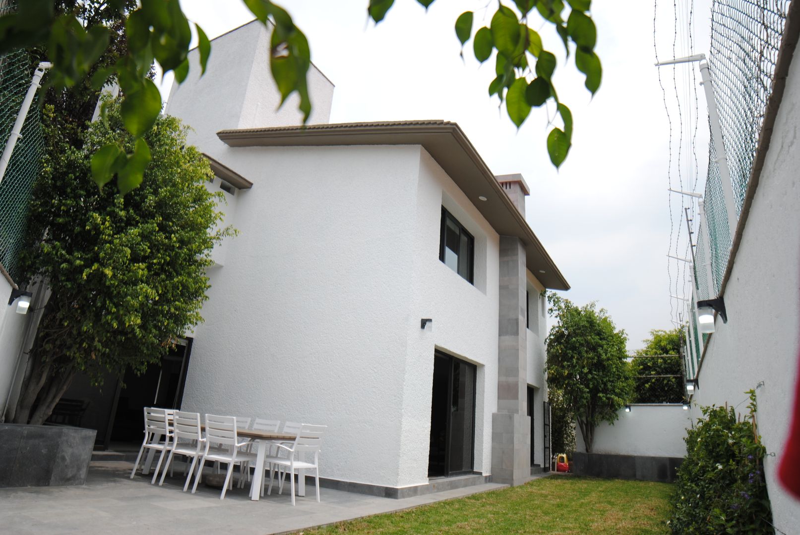 JARDÍN, TERRAZA Y FACHADA POSTERIOR DE LEON PRO Jardines en la fachada