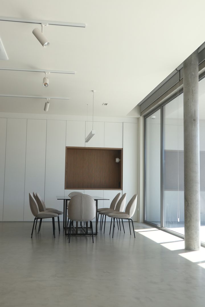 Zona de reuniões MERA ATELIER Espaços de trabalho minimalistas Compósito de madeira e plástico arquitectura minimalista decoração balcão escritório recepção detalhes modernos iluminação sala de reuniões