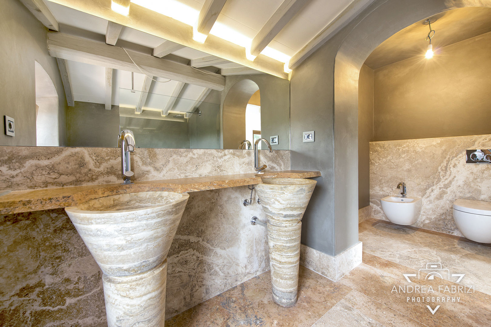 Bagni in Travertino Classico e in Pietra del Cardoso, Andrea Fabrizi Andrea Fabrizi 浴室 大理石