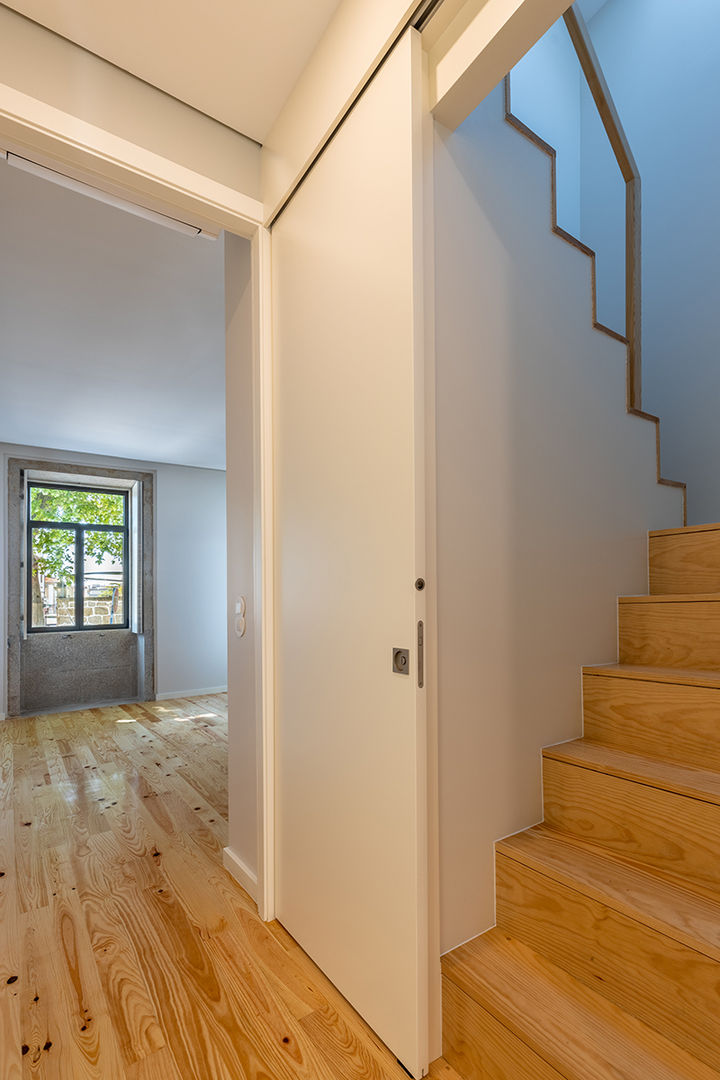 Casa em S. Mamede (arq) - SHI Studio Interior Design, ShiStudio Interior Design ShiStudio Interior Design Scandinavian corridor, hallway & stairs