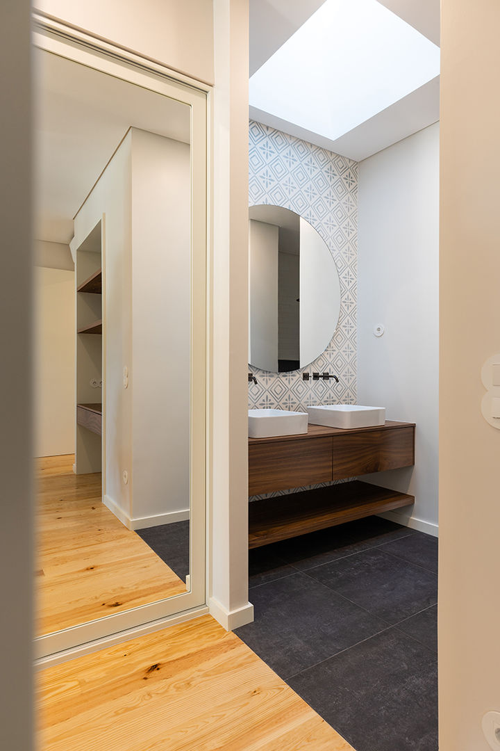 Casa em S. Mamede (arq) - SHI Studio Interior Design, ShiStudio Interior Design ShiStudio Interior Design Scandinavian style bathrooms