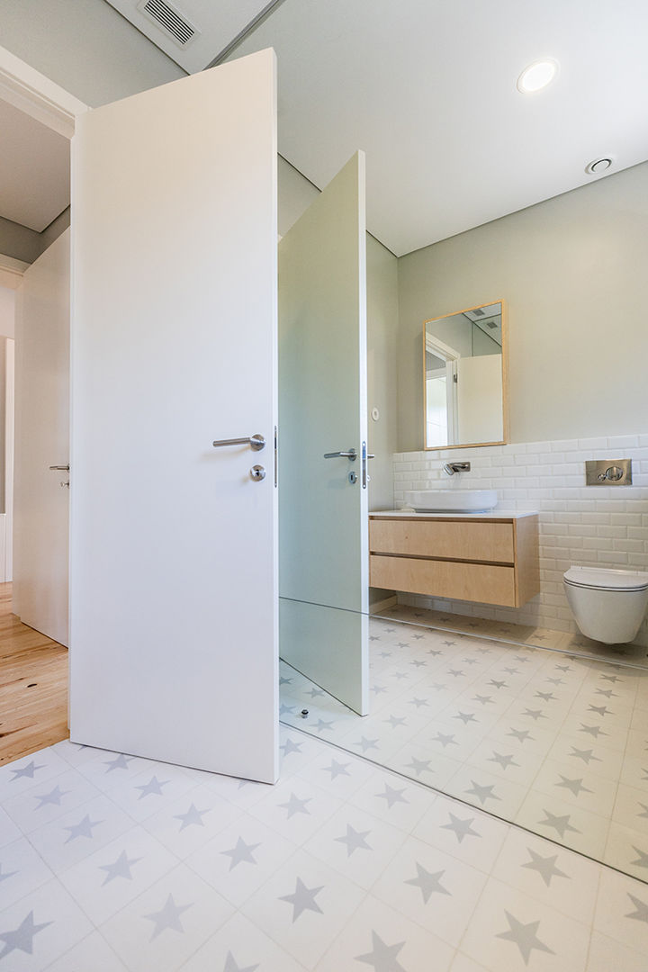 Casa em S. Mamede (arq) - SHI Studio Interior Design, ShiStudio Interior Design ShiStudio Interior Design Scandinavian style bathrooms