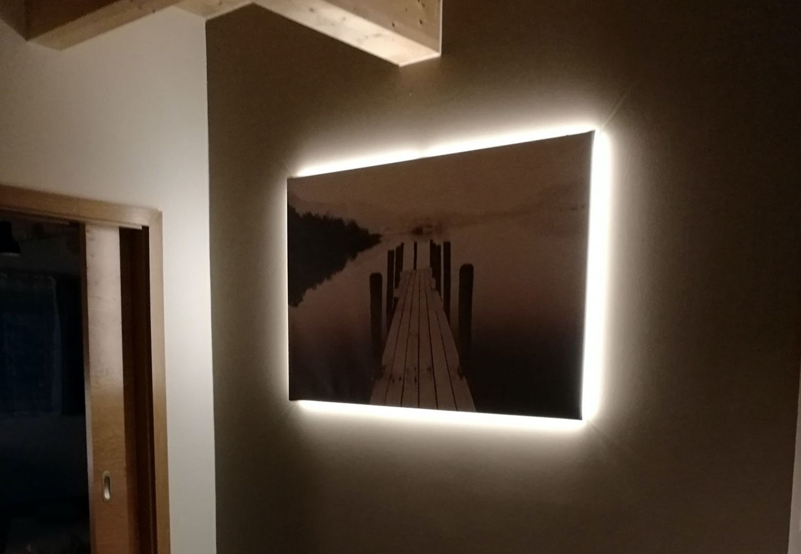 LED-Strip Beleuchtung hinter einem Gemälde homify Kleines Schlafzimmer Holz,Vorrichtung,Rechteck,Kunst,Wand,Materialeigenschaft,Decke,Tönungen und Schattierungen,Hartholz,Bodenbelag