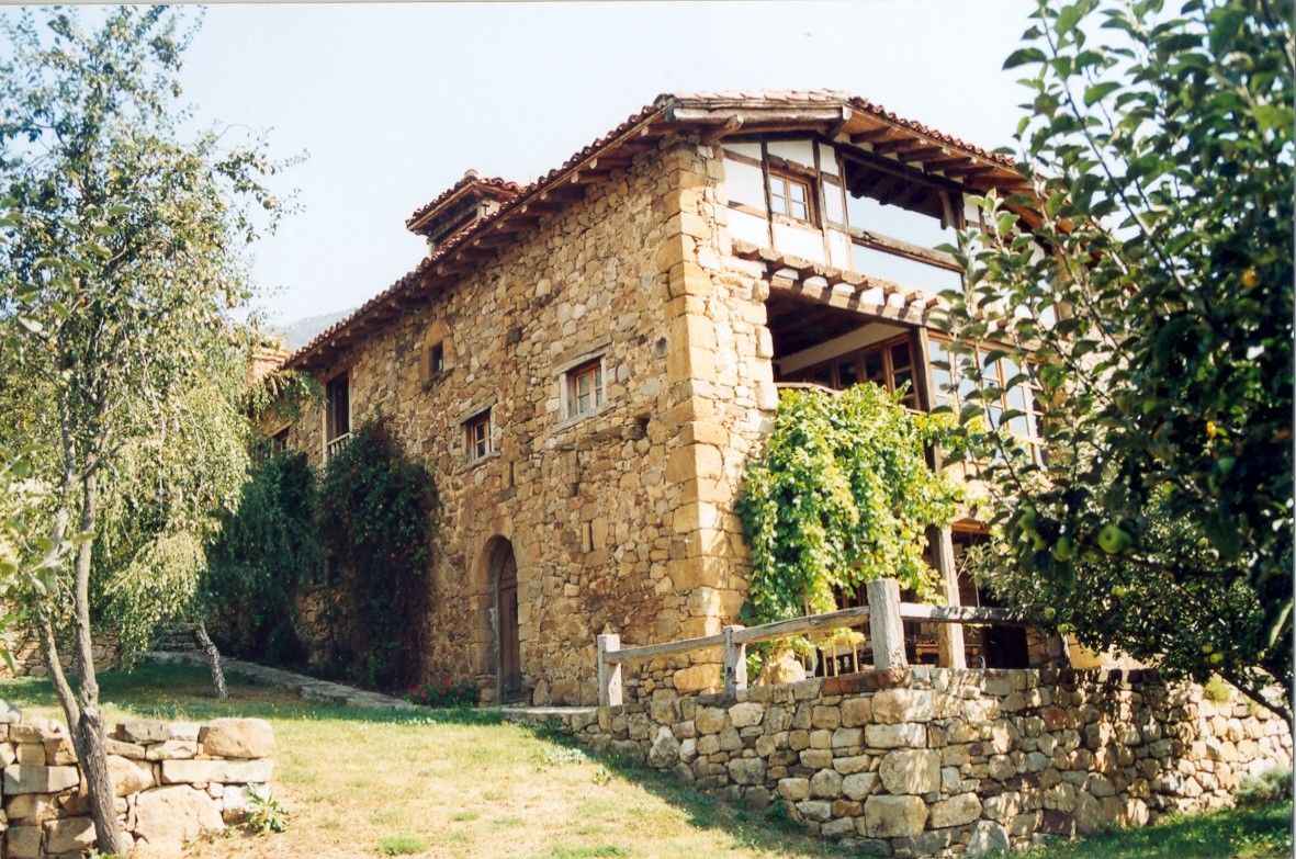 Rehabilitación de casa medieval en Luriezo (Liébana), Cantabria, Fernando García Negrete Arquitecto Fernando García Negrete Arquitecto Nhà phong cách mộc mạc