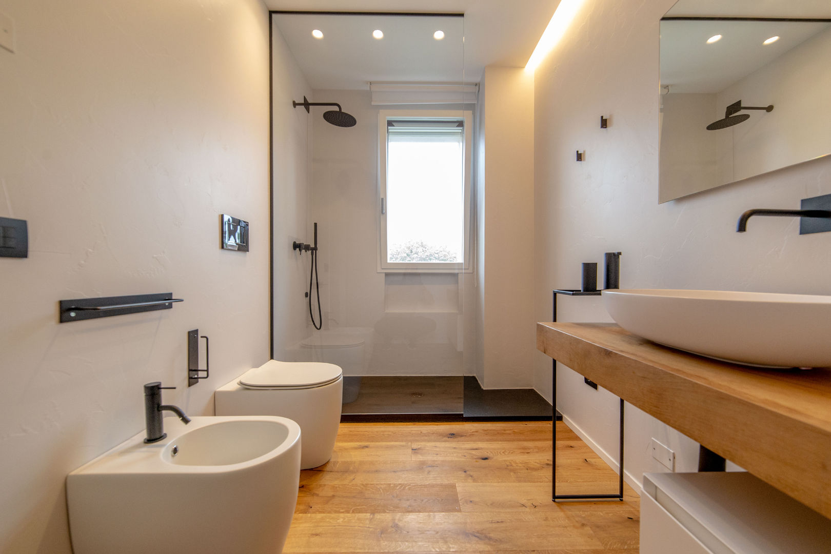 Il bagno di Vale, Comes Comes Phòng tắm phong cách tối giản