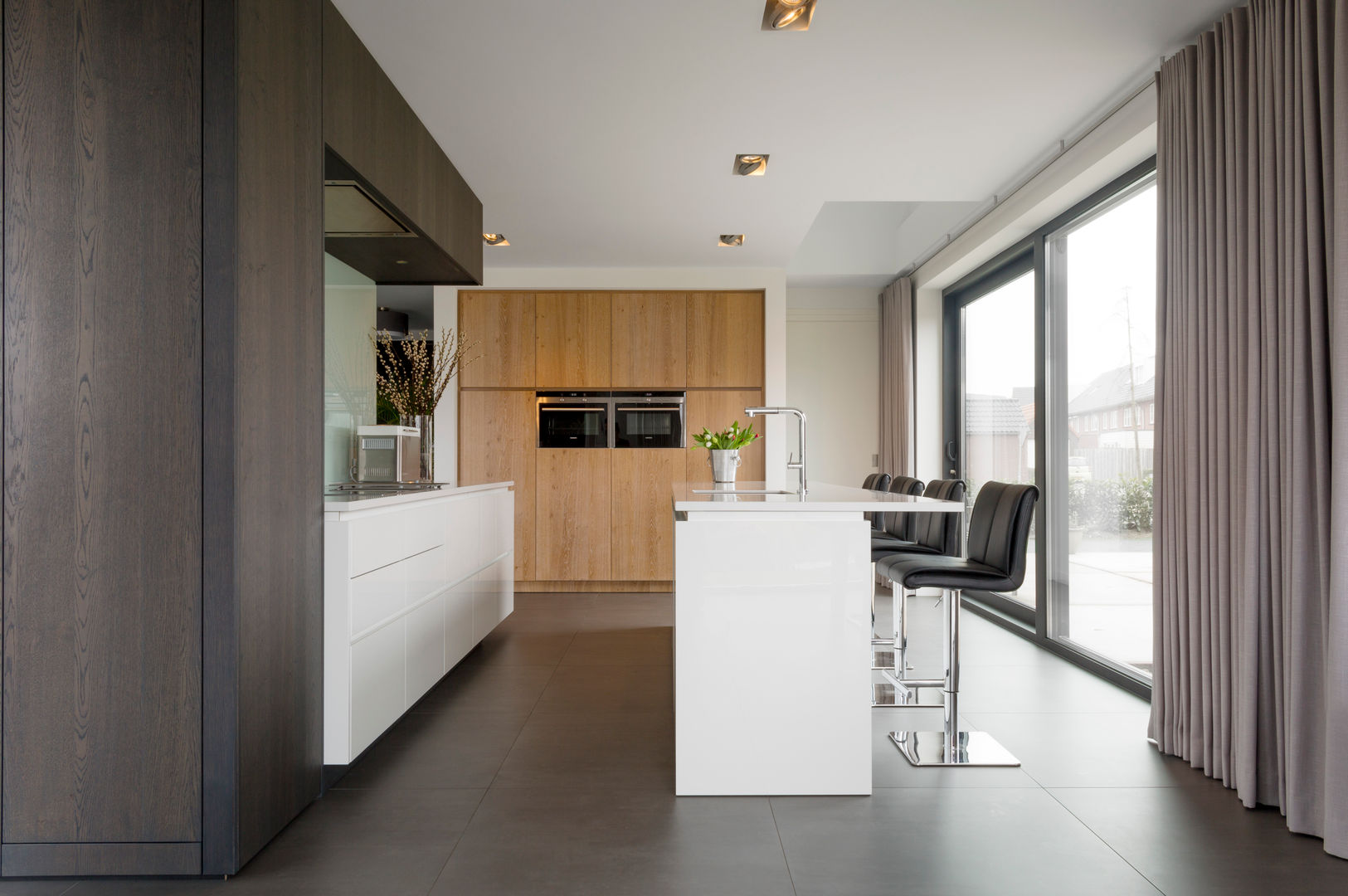 Renovatie villa met maatwerk interieur , Hubbers interieurmakers Hubbers interieurmakers Minimalist kitchen