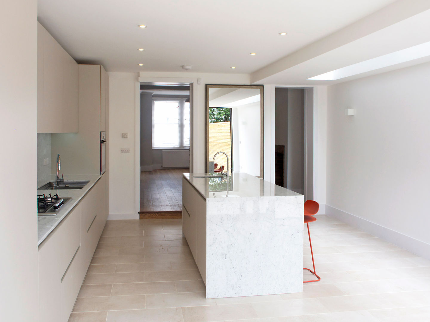 Londra, Ristrutturazione casa privata, Loop Interior Loop Interior Cucina moderna cucina a isola, marmo di Carrara, giardino comunicante, casa con giardino