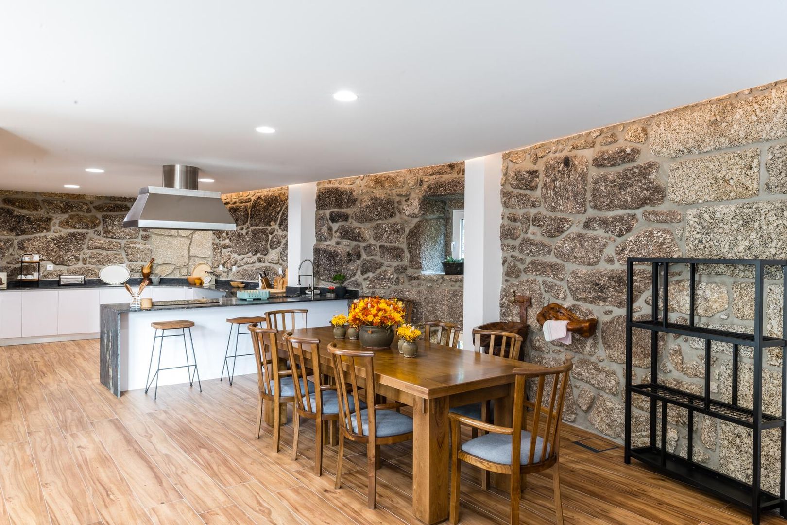 Projeto de uma habitação utilizada para alojamento local (cozinha e zona de refeições), Maria da Fonte Interiores Maria da Fonte Interiores Rustic style kitchen