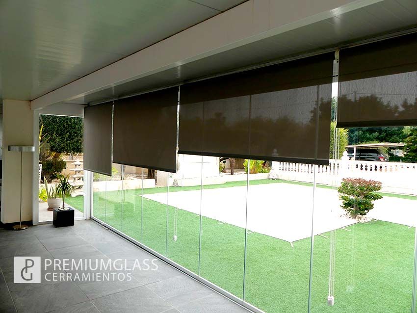 Sistema abatible con láminas de cristal verticales en Puzol PremiumGlass Cerramientos Paredes y pisos modernos Vidrio