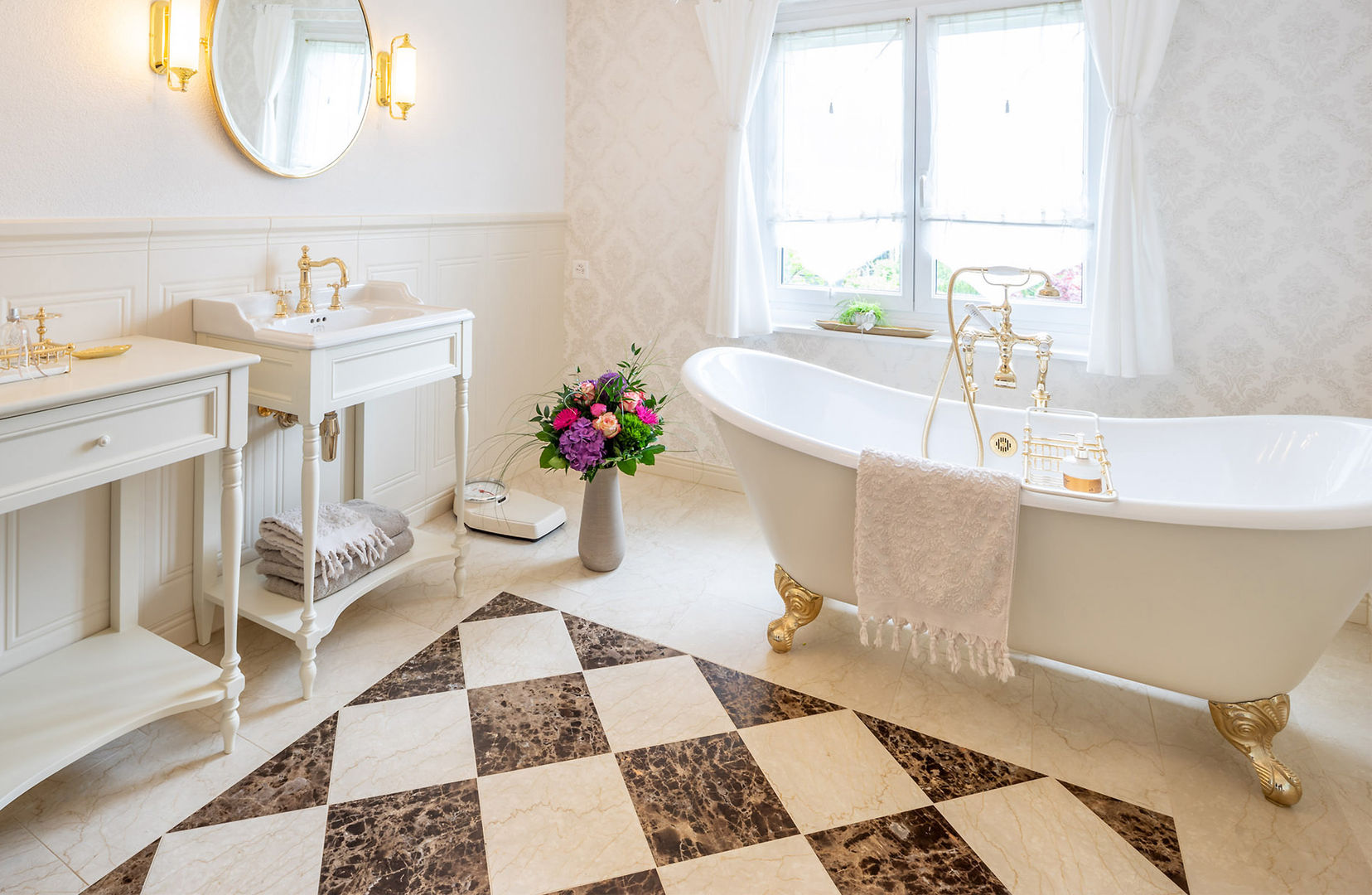 Exklusives Vintage Bad, Traditional Bathrooms GmbH Traditional Bathrooms GmbH クラシックスタイルの お風呂・バスルーム
