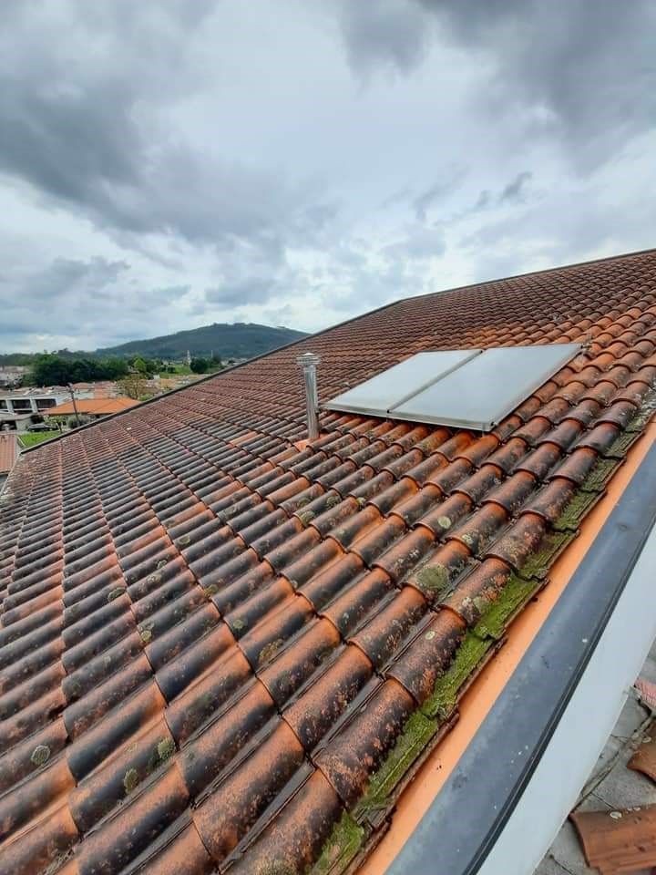 Pintura de telhado em moradia privada. , Tintas Compinta - Lojas em Braga e Guimarães Tintas Compinta - Lojas em Braga e Guimarães 모임 지붕