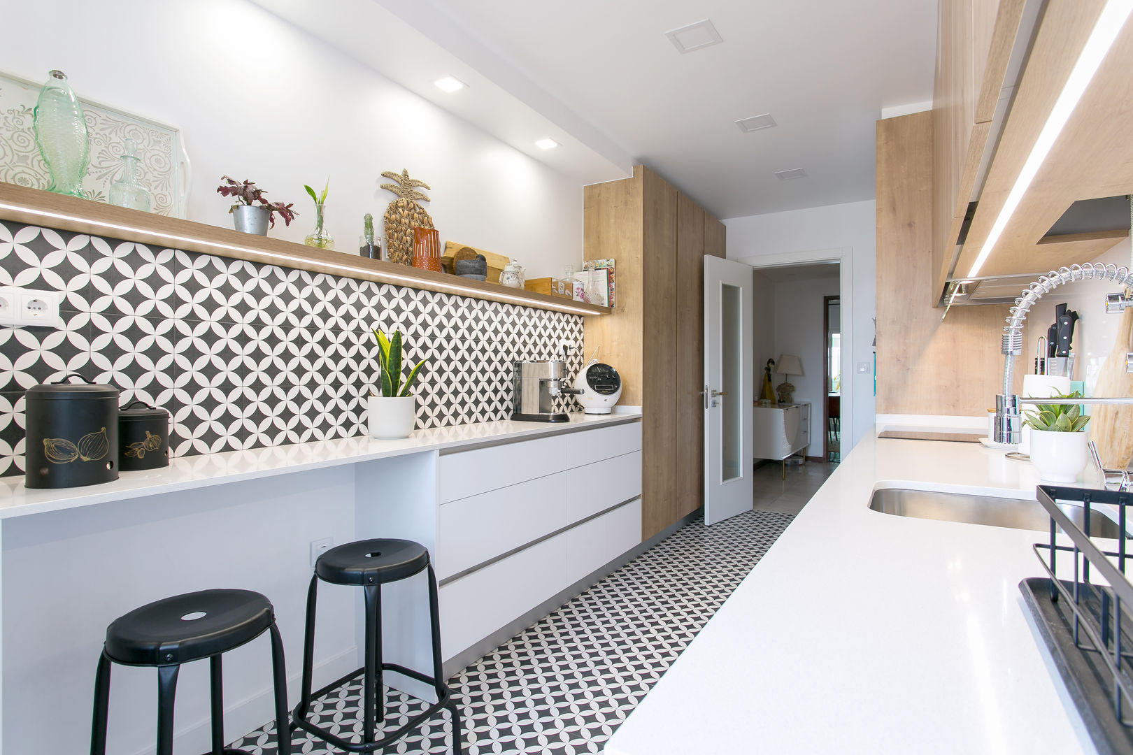 Remodelação de Cozinha, Traço Magenta - Design de Interiores Traço Magenta - Design de Interiores Cucina moderna Legno Effetto legno