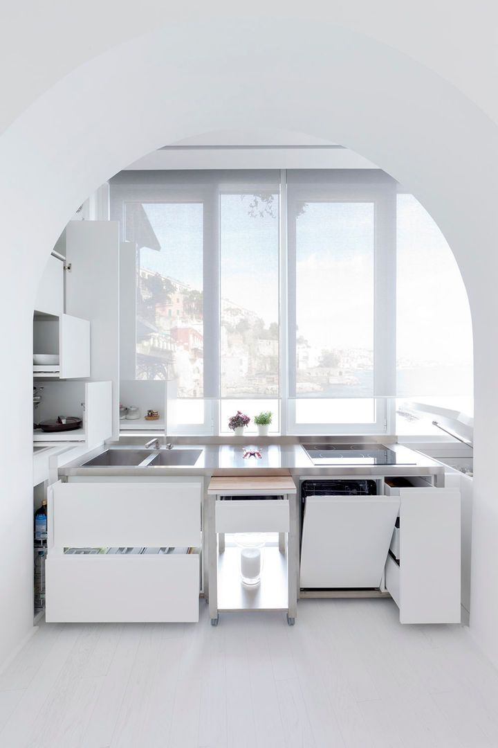 Cucina bianca, piccola e funzionale , Toffini Cucine Toffini Cucine ห้องครัว ที่เก็บของ