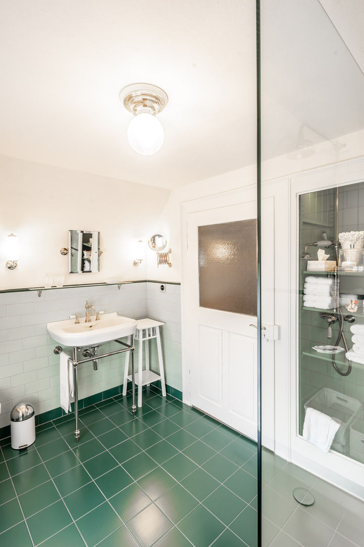 Bad im Vintage Style, Traditional Bathrooms GmbH Traditional Bathrooms GmbH ห้องน้ำ