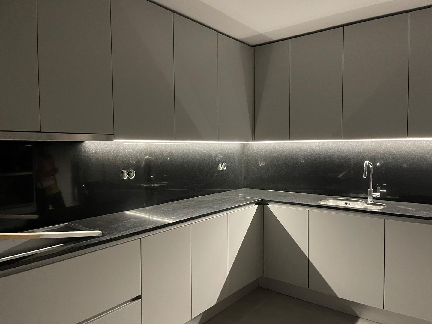Cozinha em tons de cinza e preto ADN Furniture Armários de cozinha