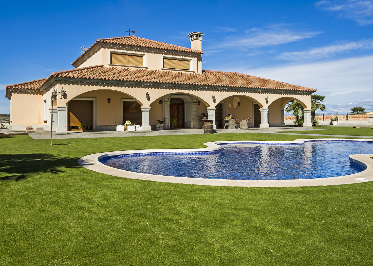 Césped artificial para jardín con piscina en San Miguel de Salinas, Alicante, Césped artificial Realturf Césped artificial Realturf Jardines en la fachada